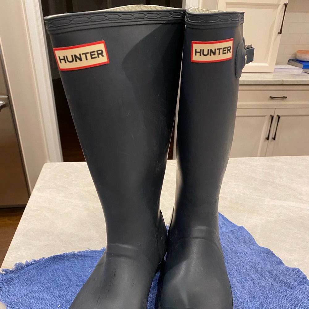 Navy blue hunter rain/snow boots in size US size 6 EU size 38. They run big.